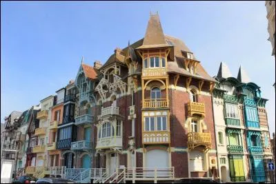 Vitrine d'un certain savoir-faire en 1870-1874, l'architecture des villas s'offre aux regards des promeneurs avec grâce. Quels sont les architectes de renom qui ont bâti ou orné ces villas mettant en avant la charpenterie, les cabochons, les céramiques, les balcons et les bow-windows ?