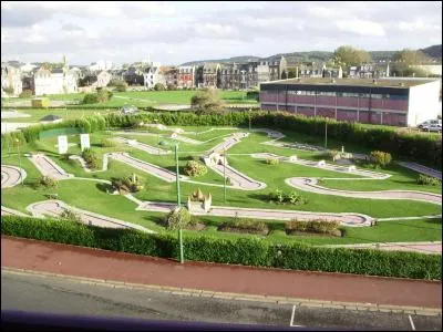 Il fut le tout premier minigolf implanté en France. Son parcours fleuri présente entre autres, une falaise, un phare, un château. À quand remonte l'implantation de ce minigolf faisant partie du patrimoine historique de Mers-les-Bains ?