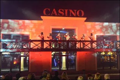 L'autre pôle d'attraction de la station balnéaire de Mers-les-Bains est son Casino. Son histoire s'est écrite au fil du temps. Le tout dernier casino a été inauguré en octobre 2014, pourquoi fait-il référence au chiffre 7 ?