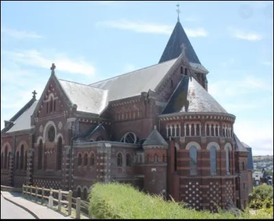 La première pierre de l’église Saint-Martin de Mers les Bains a été posée par Monseigneur Lecompte évêque d’Amiens le 27 août 1928. Quelle est la particularité de cette toute première pierre ?