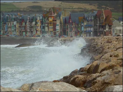 Mers les Bains fût inondée à plusieurs reprises 1914, 1977 et 1990. Quel est le Président de la République qui, le 10 Mars 1990 visita la station balnéaire de Mers submergée par les flots ?