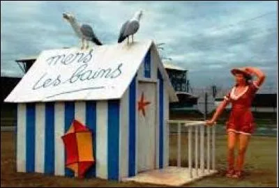 Une baigneuse, une cabine de plage, des goélands, des galets Que représente à vos yeux cette signalétique que l'on trouve sur le tout premier rond-point lorsque l'on arrive à l'entrée principale de la ville de Mers-les-Bains ?