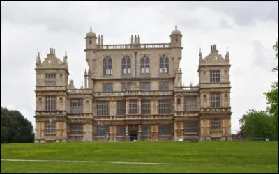 Habité successivement par Darius, Alan, Thomas et enfin Bruce, ce manoir dispose d'une cave secrète... Dans quelle ville se trouve ce manoir familial ?