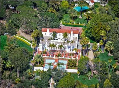 Ce manoir a servi de décor à un film devenu culte... surtout la scène finale où ça tire de partout ! Ce luxueux manoir californien est à vendre mais savez-vous qui l'habitait dans le film ?