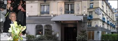 Tous les mois, on discute littérature, tous les ans, on distribue des prix, tout cela autour d'un bon repas ! Ne faites pas de fautes d'orthographe ! 
Quel est ce restaurant ?