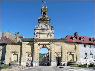 Le championnat le plus populaire qui amène le plus de participants est celui dit "en donnes libres". Il se joue comme à la maison et celui qui a le plus beau jeu peut prendre le contrat qu'il veut. Il se déroule depuis près de 15 ans dans une jolie ville du Doubs connue pour son apéritif anisé (entre autres) :