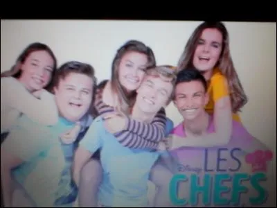 Sur la photo où est placée Marie-Élise ?