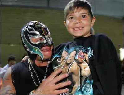 De qui est accompagn ce catcheur?