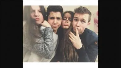 Avec qui est-il sur cette photo ?