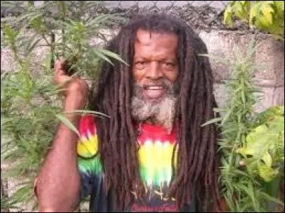 En observant bien l'homme de la photo, vous devriez avoir deviné lîle des Caraïbes d'où il est originaire. Quelle est donc la bonne capitale à citer ?