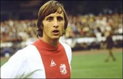 Disparu fin mars 2016, cet ancien footballeur de génie a révolutionné le foot dans les années 70. Légende de l'Ajax d'Amsterdam et du FC Barcelone, il brilla aussi avec sa sélection nationale. Quelle capitale associez-vous à cet artiste du ballon rond ?