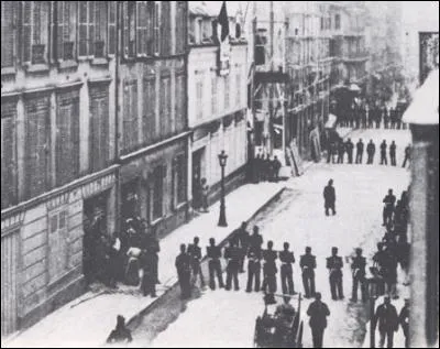 Une situation où un individu, généralement armé, parfois avec otages, se retranche dans un immeuble entouré par les forces de l'ordre est communément appelée :