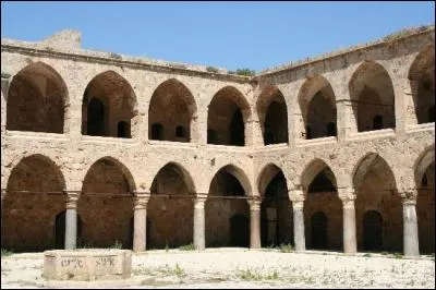 Le caravansérail est :