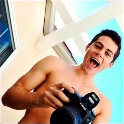 Dans la série avec des loups-garous, avec quelle fille entretient-il une relation très fusionnelle ?