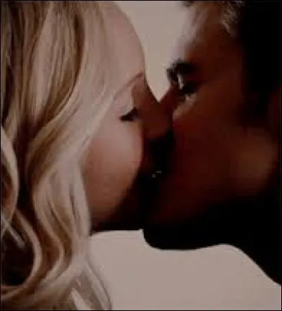 Dans la saison 6, pourquoi Caroline fait-elle taire son humanité ?