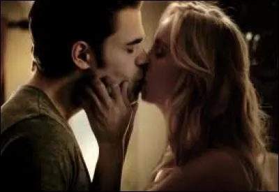 Dans quelle saison Stefan et Caroline se sont-ils embrassés pour la première fois ?