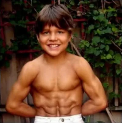 Alors, cette photo est-elle retouchée ou ce jeune garçon est-il aussi musclé ?