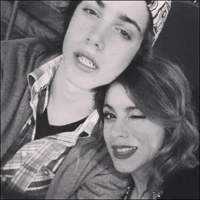 Comment s'appelle le frère de Martina Stoessel ?