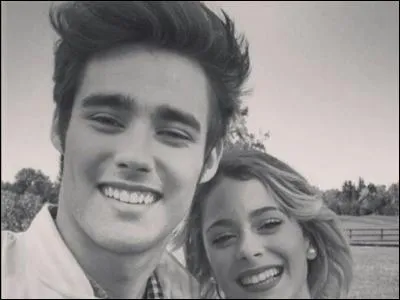 Dans la vraie vie, en avril 2016, Martina Stoessel sort avec Jorge Blanco.