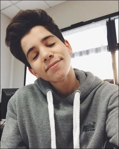 De quels youtubeurs est-il proche ?