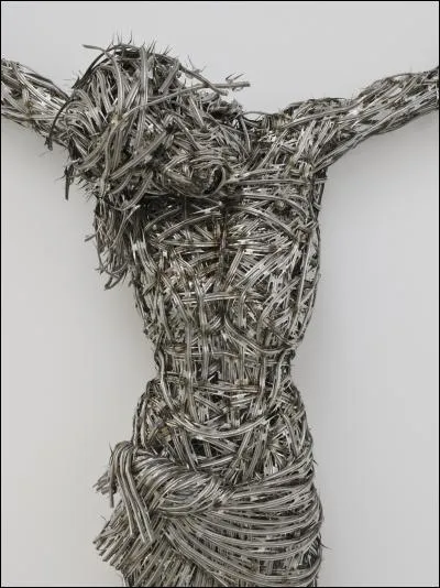 Honnie par les uns, encensée par les autres, vous pouvez admirer cette uvre au centre Pompidou à Paris. Quel artiste plasticien franco-algérien en est l'auteur ?