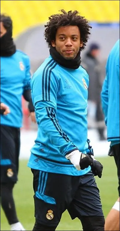 Lequel de ces joueurs est actuellement considéré comme étant l'un des meilleurs défenseurs latéraux gauche du monde ?