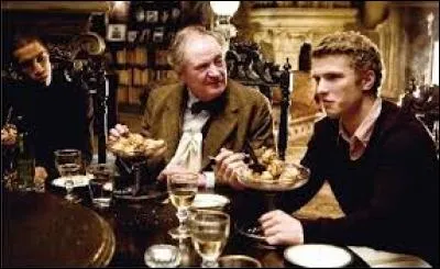 Avec qui Hermione va-t-elle au repas de Noël de Slughorn dans "Harry Potter et le Prince de sang-mêlé" ?