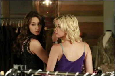 Que trouvent Hanna et Spencer dans le sac de Paige dans la saison 3 ?