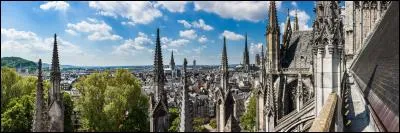 Quelle ville de France était appelée la ville aux cent clochers, par Victor Hugo ?