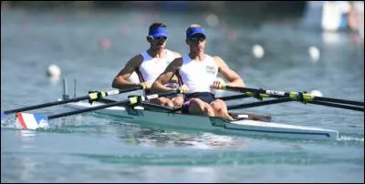 En aviron, comment appelle-t-on le rameur de proue qui gère la cadence ?