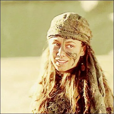 Emori est une jeune terrienne que le groupe mené par Jaha rencontre. Dans la saison 2, on découvre que la jeune fille a un problème, lequel ?