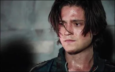 Finn Collins, loyal envers Clarke et souvent son support moral. Par qui est-il tué et pourquoi ?