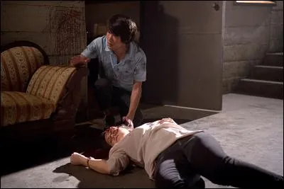 Monty Green, très doué en informatique, il essaye avec Raven de reprendre le contact avec l'Arche au cours de la saison 1. Pourquoi Jasper lui en veut-il ?