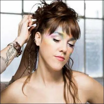 Isabelle Geffroy est une auteure, compositrice et interprète française. Sous quel nom est-elle connue ?