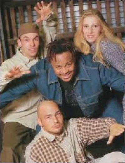 Quel était le nom d'un groupe eurodance des années 90 présenté sur la photo ?