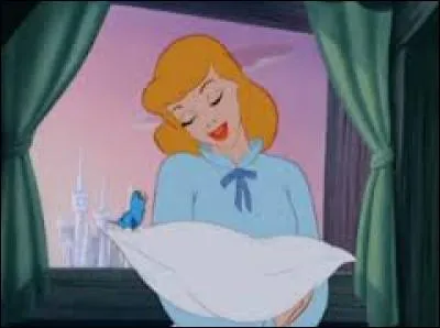 Dans "Cendrillon" (1950), quelle est la première chanson chantée dans le film (hormis celle du générique) ?