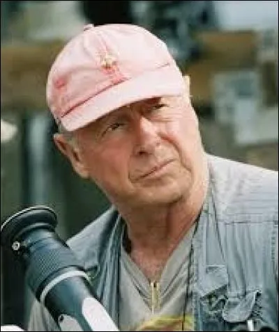 Le petit frère de Ridley, Tony Scott, était aussi réalisateur.
Avec quel acteur a-t-il le plus souvent collaboré (5 films) ?