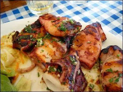 Les Clamari mimlija (calmars farcis) sont des calmars cuits au four avec de l'origan, farcis des têtes et tentacules hachés et d'un mélange de fromage, d'ail, de persil et de chapelure. Vous pouvez le déguster sur une île. Laquelle ?