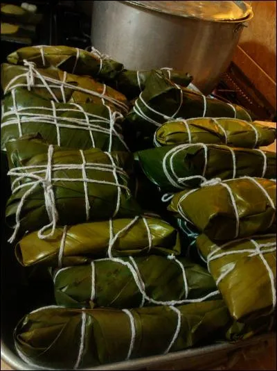 La hallaca est un mets traditionnel typique de Noël. Il s'agit d'une crêpe carrée généralement fourrée de viande de buf ou de porc, d'olives, de poivrons, de raisins secs et enfermée dans une feuille de bananier dans laquelle elle est cuite dans de l'eau bouillante. Dans quel pays pourrez-vous les déguster ?