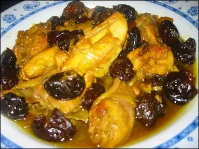 Le kho-resht aloo est un plat typique d'un pays d'Asie, à base de poulet, de riz parfumé et de pruneaux. Le tout est braisé avant d'être servi chaud accompagné d'un pain local appelé Nan-e barbari. Ce délicieux plat est typique :