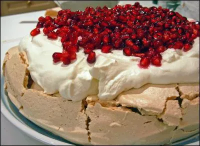 La pavlova est un dessert à base de meringue nommé en l'honneur de la ballerine russe Anna Pavlova. Sa spécificité est d'être croustillante à l'extérieur et moelleuse à l'intérieur. La pavlova est généralement nappée de crème fouettée et/ou de glace et recouverte de fruits. On le trouve notamment :