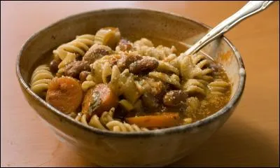 Le minestrone (soupe de légumes) est une variante de soupe de légumes épaisse, souvent additionnée de pâtes ou de riz, et servie accompagnée de parmesan râpé. C'est un plat que vous pourrez apprécier :