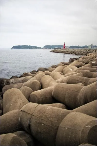 De quelle couleur est le phare sur cette image ?