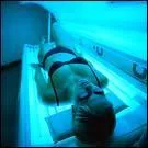 Cette dame se fait bronzer dans une cabine...