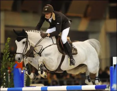 Voici la jument de Kevin Staut, Silvana. De quelle couleur est sa robe ?