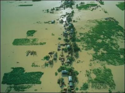 Densité de population importante - la basse vallée du Brahmapoutre - l'islam est religion d'état - climat de moussons