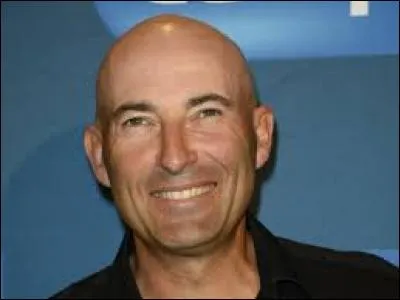 Sur quelle radio peut-on entendre la "Revue de Presque de Nicolas Canteloup" ?