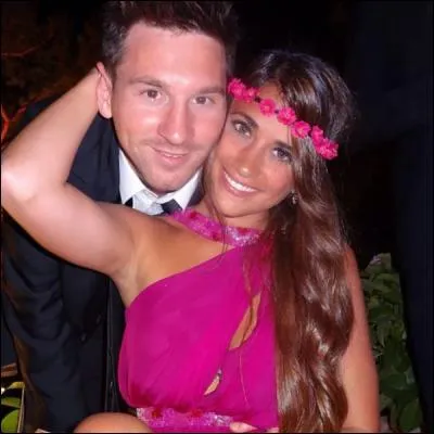 Comment s'appelle la copine de Lionel Messi ?