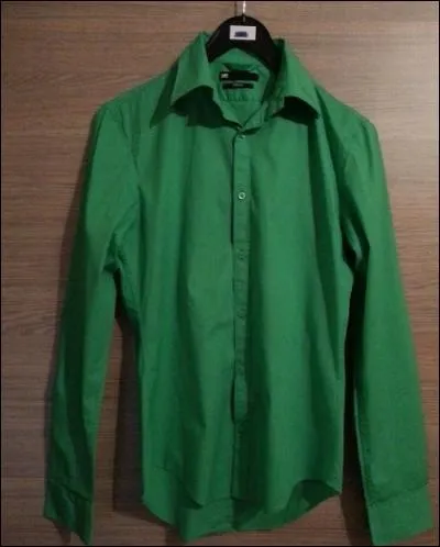 Il porte ........... verte.