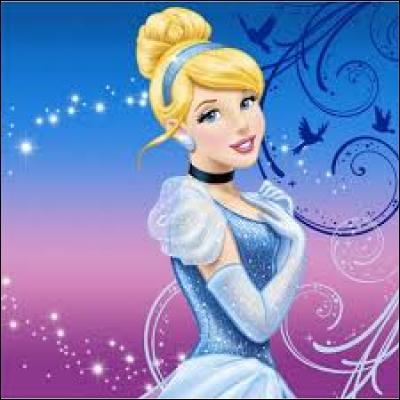 Ma robe est bleue, je suis au service de ma belle-mère et de mes demi-surs, ma mère est morte et je rentre toujours à minuit. Qui suis-je ?